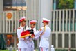 Đúng 6 giờ sáng 14/8, nghi lễ thượng cờ rủ thiêng liêng đã diễn ra. (Ảnh: Vietnam+)