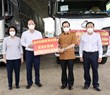 Phó Bí thư Thành ủy Nguyễn Hồ Hải tiếp nhận 60 tấn gạo của tỉnh An Giang hỗ trợ TP để chăm lo cho hộ nghèo, hộ cận nghèo, những người lao động tự do bị ảnh hưởng dịch Covid-19.