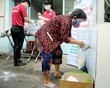 Người dân có hoàn cảnh khó khăn được hỗ trợ gạo miễn phí tại cây ATM gạo.