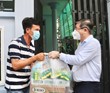 Chủ tịch UBND TP Nguyễn Thành Phong đến thăm và động viên người dân bị ảnh hưởng dịch Covid-19 tại Thị trấn Nhà Bè, huyện Nhà Bè.