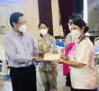 Phó Bí thư Thường trực Thành ủy TPHCM Phan Văn Mãi đến thăm, động viên và tặng quà các lực lượng tại điểm cấp cứu cộng đồng ở 141 Bắc Hải, Phường 14, Quận 10.