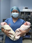 Bác sĩ Khoa Sản, Bệnh viện Trung ương Quân đội 108 đón 2 bé sinh đôi chào đời an toàn