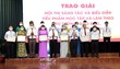 Lãnh đạo quận Phú Nhuận trao giải Hội thi sáng tác và biểu diễn tiểu phẩm Học tập và làm theo tư tưởng, đạo đức, phong cách Hồ Chí Minh năm 2021 với chủ đề “Sáng mãi niềm tin – Vững bước theo Người” do Quận ủy quận Phú Nhuận tổ chức vào ngày 28 tháng 4 năm 2021. 