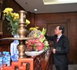Đồng chí Phan Văn Mãi thắp hương thắp hương tưởng nhớ Bác Hồ tại phòng thờ ở Đại sứ quán Việt Nam tại Lào