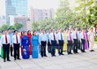 Các đại biểu dâng hoa tưởng niệm Chủ tịch Hồ Chí Minh tại Công viên Tượng đài Chủ tịch Hồ Chí Minh