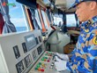 Thiếu tá QNCN Nguyễn Cao Đài thực hiện nhiệm vụ trên đài chỉ huy. Đây là vị trí công tác duy nhất của Ngành 5 được nhìn thấy biển trời trong quá trình thực hiện nhiệm vụ. Với trình độ kỹ thuật tốt, sự chuẩn bị chu đáo và duy trì chế độ trực nghiêm túc, cán bộ, chiến sĩ Ngành 5, Tàu 20 đã bảo đảm cho những cỗ máy hoạt động bền bỉ, ổn định, tin cậy, góp phần vào thành công của chuyến công tác tham gia các hoạt động đối ngoại đa phương đầu tiên của Vùng 3 Hải quân.