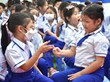 Học sinh Trường Tiểu học Tân Hương háo hức trò chuyện cùng bạn trong ngày đến trường