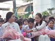 Cô giáo tại Trường Tiểu học Tân Hương ân cần chỉnh lại đồ dùng cho học sinh trong buổi khai giảng