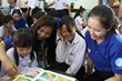 Chiến sĩ tình nguyện dạy học cho các em học sinh tại Trường Hữu nghị Việt – Lào. (Ảnh: Tư liệu Thành Đoàn TPHCM)