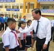 Chủ tịch UBND TPHCM Phan Văn Mãi động viên các em học sinh Trường Tiểu học Rạch Già (huyện Bình Chánh) đầu năm học mới
