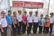 Đoàn đại biểu chụp hình lưu niệm tại vườn tăng gia tại Trạm 625, đảo Hòn Đốc
