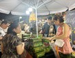Người dân tham quan mua sắm đặc sản Tết tại lễ hội.
