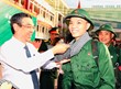 Phó Bí thư Thành ủy, Trưởng ban Tổ chức Thành ủy TPHCM Nguyễn Phước Lộc trao khăn rằn và động viên thanh niên Quận 6 lên đường nhập ngũ.