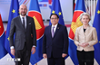 Chủ tịch Hội đồng châu Âu Charles Michel (trái) và Chủ tịch Ủy ban châu đón Thủ tướng Phạm Minh Chính dự Lễ khai mạc Hội nghị cấp cao kỷ niệm 45 năm quan hệ ASEAN-EU (Brussels, 14/12/2022). (Ảnh: TTXVN)