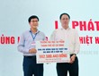 Phó Chủ tịch Thường trực Ủy ban MTTQ Việt Nam TP Nguyễn Thành Trung tiếp nhận kinh phí hơn 562 triệu đồng của Trường Đại học Sư phạm TPHCM đóng góp ủng hộ đồng bào các tỉnh miền Bắc bị thiệt hại do bão số 3