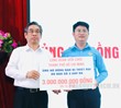 Đồng chí Nguyễn Phước Lộc tiếp nhận kinh phí 3 tỷ đồng của Công đoàn viên chức TP đóng góp ủng hộ đồng bào các tỉnh miền Bắc bị thiệt hại do bão số 3