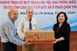 Ông Olivier Parriaux và ông Bernard Bachelard trao quà tặng Trung tâm Giáo dục nghề nghiệp cho người khuyết tật và trẻ mồ côi