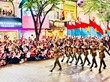 Các lực lượng diễu hành qua các tuyến đường trung tâm TP