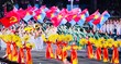 Màn biểu diễn nghệ thuật đặc sắc với hình ảnh cờ Đảng, cờ Tổ quốc và các thiếu nữ trong trang phục áo dài đỏ - vàng, tay cầm hoa sen vàng rực rỡ.