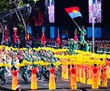 Tiết mục xếp hình nghệ thuật “Đất nước trọn niềm vui” với hình tượng người chiến sĩ giương cao lá cờ Mặt trận Dân tộc giải phóng miền Nam Việt Nam giữa đội hình các lực lượng vũ trang.