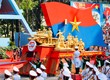 Xe mô hình biểu tượng 50 năm giải phóng miền Nam, thống nhất đất nước tiến bước qua lễ đài.