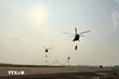 10 chiếc trực thăng Mi-8, Mi-17 và Mi-171 đồng loạt cất cánh bay lên bầu trời Thành phố Hồ Chí Minh để thực hiện nhiệm vụ bay chào mừng 50 năm Giải phóng miền Nam, thống nhất đất nước. (Ảnh: TTXVN)