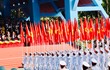 Khối cờ Đảng, cờ Tổ quốc tiến vào Lễ đài. Những lá cờ Đảng, cờ Tổ quốc tung bay, tượng trưng cho lý tưởng, niềm tin chiến thắng