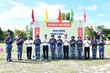 Thủ trưởng Bộ Tham mưu Hải quân và Bộ tư lệnh Vùng 5 Hải quân tặng hoa các chiến sĩ đạt thành tích bắn giỏi.