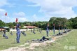 Chiến sĩ mới thực hiện tư thế nằm bắn mục tiêu bia số 4.