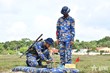 Chiến sĩ mới gói buộc lượng nổ.