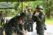 Loạt đầu tiên vào tuyến bắn, chiến sĩ nhận bàn giao súng từ nhân viên quân khí, đọc số hiệu súng để vào sổ theo dõi.