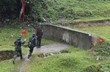 Chiến sĩ được cán bộ dẫn qua hệ thống giao thông hào, tiếp cận tuyến ném.