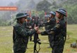 Sau mỗi loạt bắn, chiến sĩ trao súng lại cho đồng đội tuyến sau tiếp tục lên tuyến bắn.
