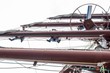 Khi leo đến vị trí quy định, các thành viên di chuyển ra từng cành buồm để tiến hành tháo dây buộc buồm. Đây cũng là nội dung khó nhất của quá trình thao tác buồm, bởi khi ở trên cao, người thủy thủ phải chịu lực tác động rất lớn do gió thổi và do dao động lắc qua lại của cột buồm. Thiếu tá Đoàn Tử Nguyên Ngọc, Thuyền trưởng Tàu buồm 286 - Lê Quý Đôn cho biết nếu như biên độ dao động lắc ngang ở trên mặt boong là 1 mét thì ở trên cành buồm cao nhất phải lên tới 4 mét. Chính vì vậy, để đảm bảo an