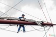 Các thủy thủ đứng trên hệ thống dây cáp, kết hợp giữa tay bám và chân nhích dần từng bước để tiếp cận vị trí tháo dây buộc buồm. Mỗi cành buồm có từ 14 đến 16 mối dây buộc. Quá trình tháo dây buộc, mỗi cành buồm chỉ cần 2 thủy thủ thực hiện thao tác, nhưng khi buộc lại buồm, cần từ 6 đến 8 thủy thủ thao tác trên mỗi cành buồm để đảm bảo cuộn buồm thật gọn gàng và nhanh chóng.