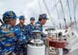 Khi các lá buồm đã được mở đúng vị trí, đủ số lượng theo tính toán, các lực lượng tiến hành khóa dây và cố định buồm.
