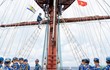 Ngay lập tức, các thành viên kíp tàu leo lên vị trí để tiến hành tháo dây buộc buồm. Lực lượng học viên vào vị trí sẵn sàng kéo dây căng buồm khi có lệnh.