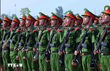 Những ngày qua, miền Bắc trải qua những ngày đặc biệt nắng nóng, nhiệt độ không khí lên tới hơn 40 độ C, còn nhiệt độ cảm nhận mặt đường có lúc chạm ngưỡng 61 độ C. Tuy nhiên, bất chấp điều kiện thời tiết khắc nghiệt, các học viên, chiến sỹ vẫn bắt đầu một ngày luyện tập từ 7 giờ đến 10 giờ 30. Ca chiều sẽ bắt đầu từ 14 giờ 30 đến 17 giờ 30. (Ảnh: TTXVN)