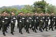 Nhiều đồng chí chia sẻ, khi mặt trời lên cao, ánh nắng chiếu vào mắt khiến việc tập luyện "căng" hơn rất nhiều.