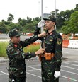 Dù là luyện tập, nhưng các thầy giáo vẫn theo dõi, căn chỉnh trang bị đúng tác phong, bảo đảm đồng bộ tuyệt đối.