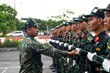 Giáo viên căn chỉnh tư thế tay cho bộ đội, bảo đảm độ chính xác đến từng centimet.
