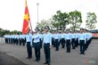 Ngay đó, khối đứng sĩ quan Phòng không-Không quân vẫn tiếp tục luyện tập. Để giảm bớt cảm giác tê cứng khi đứng nghiêm nhiều giờ, các thành viên khối đứng thường bấm nhẹ đầu ngón chân, ngón tay-một động tác nhỏ song giúp máu lưu thông tốt hơn, duy trì sự tỉnh táo và vững vàng.