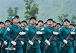 Khối nữ dân quân tự vệ tham gia hợp luyện. (Ảnh: TTXVN)