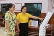 Cán bộ Trung tâm phục vụ hành chính công phường Hoa Lư, tỉnh Ninh Bình hướng dẫn người dân đến làm thủ tục hành chính. (Ảnh: TTXVN)