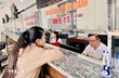Người dân đến làm các thủ tục tại Trung tâm phục vụ hành chính công phường Quảng Trị (tỉnh Quảng Trị). (Ảnh: TTXVN)