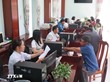 Các cán bộ Trung tâm phục vụ Hành chính công xã Bờ Y giải quyết thủ tục cho người dân sáng 1/7. (Ảnh: TTXVN)