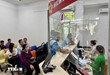 Đông đảo người dân đến làm thủ tục trong ngày đầu tiên làm việc tại Trung tâm hành chính công phường Gia Định trong ngày đầu tiên chính thức vận hành bộ máy chính quyền mới. (Ảnh: TTXVN)