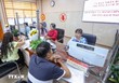 Người dân đến làm thủ tục hành chính tại phường Bạch Mai, số 33 phố Đại Cồ Việt. (Ảnh: TTXVN)