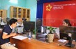 Người dân làm thủ tục hành chính tại Trung tâm phục vụ hành chính công phường Trấn Biên, tỉnh Đồng Nai. (Ảnh: TTXVN)