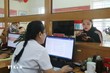 Ngay ngày đầu thực hiện chính quyền mới, việc thực hiện thủ tục hành chính cho người dân tại Trung tâm hành chính công của phường Bắc Kạn (tỉnh Thái Nguyên) đã được thực hiện trơn tru, không bị gián đoạn, đảm bảo việc phục vụ người dân nhanh nhất, hiệu quả nhất. (Ảnh: TTXVN)